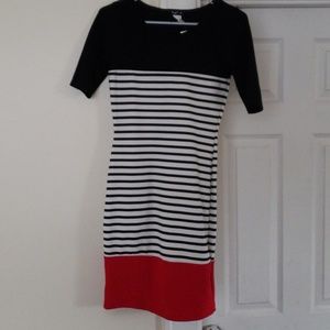 Black/white sleeve dress